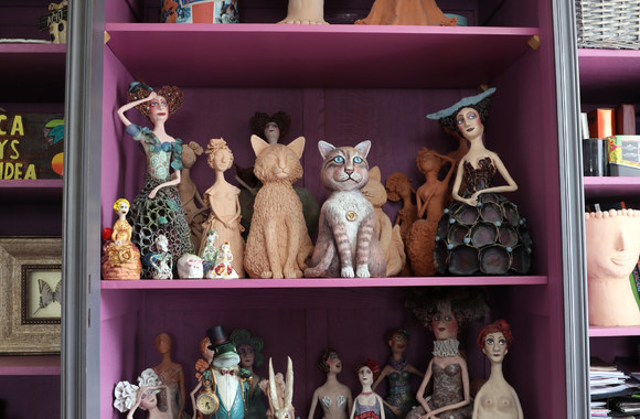 Viktorijos nulipdytos molinės lėlės – tikras galvos skausmas namų tvarkytojai, netyčia vis nuskeliančiai kokią nors gležną detalę.