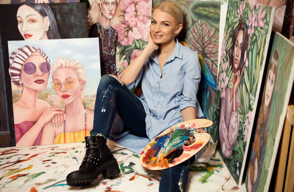 Viktorija Jakučinskaitė ir jos tapyti darbai / N. Koinovos nuotr.