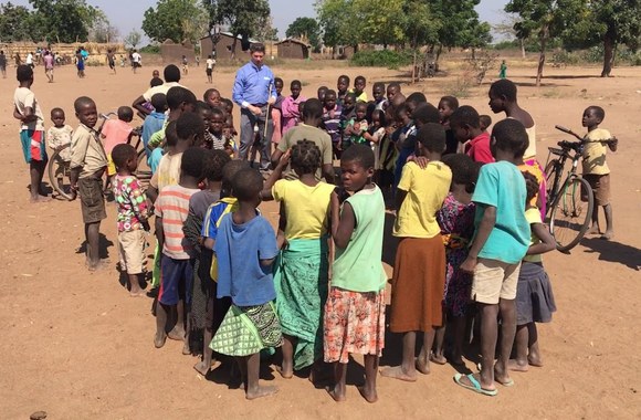 unicef-misija-malavyje-2017-rdoveika-zaidzia-su-vaikais