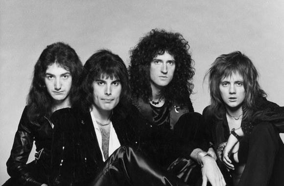 Grupės „Queen“ nariai: gitaristas Brianas May, būgnininkas Rogeris Tayloras, gitaristas Johnas Deaconas (bosinė gitara), vokalistas Freddie Mercury