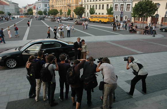 Pokylio svečius iškart „užpuldavo“ minia fotografų.