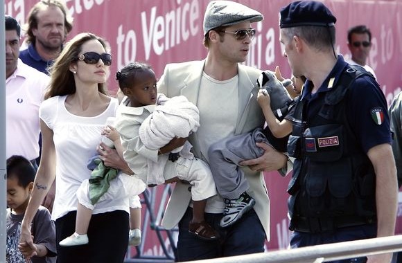 Brangelina su savo vaikučiais: Paxas (kairėje), Zahara (viduryje) ir Maddoxas (dešinėje)