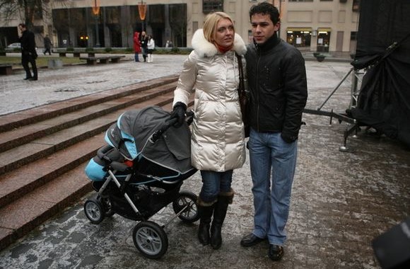 Rūta Ščiogolevaitė su Deividu Meškausku ir savo vaiku Adomėliu