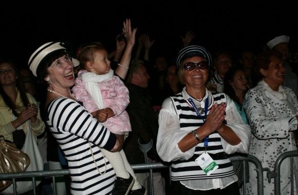 Jūriniais apdarais pasipuošusios damos E.Odebrecht ir Z.Tallat-Kelpšaitė.