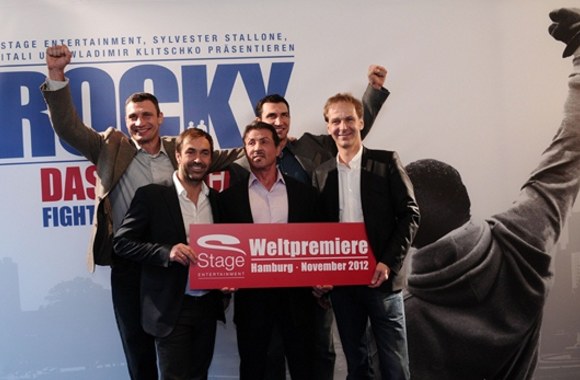 Sylvesteris Stallone (centre), Vitalijus Kličko (kairėje) Vladimiras Kličko (antras iš dešinės)