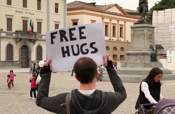 free-hugs-in-sondrio-italy