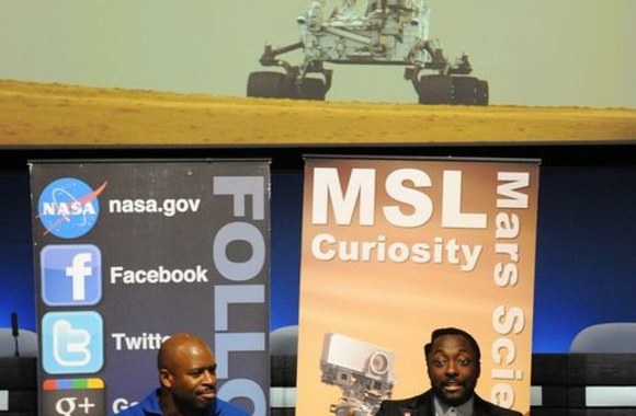 Muzikantas Will.i.am (dešinėje) ir buvęs NASA astronautas Lelandas Melvinas