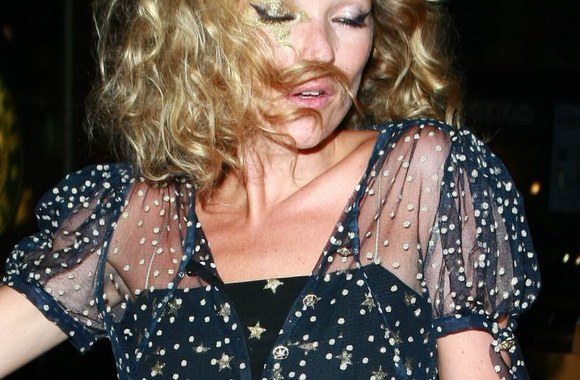 Kate Moss vėl įtartinai atrodo