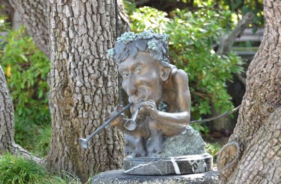 H.Hefneris, o gal ir faunas, įamžintas broznoje.