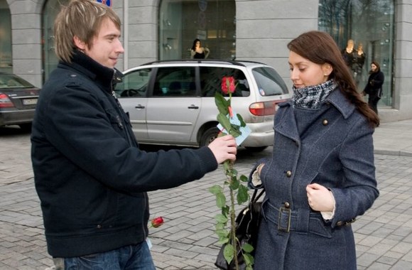 Marius ir Giedrius dalijo rožes