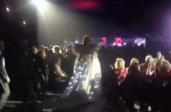 na-kontserte-v-toljatti-filipp-kirkorov-sbil-s-nog-poklonnitsu-vo-vremja-kontserta