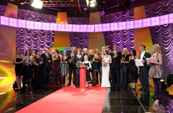 „Nekviestos meilės“ aktorius apdovanojo legendinės šalies kino žvaigždės