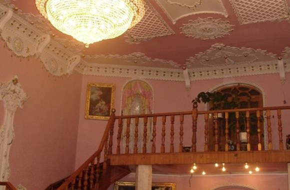 Radži senelis anūką apipylė auksu ir vardiniais rūbais