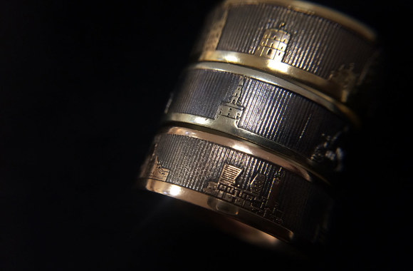 Juvelyrė Viktorija Orkinė Lietuvos valstybės atkūrimo šimtmečio proga sukūrė trijų spalvų aukso žiedus, ant kurių pavaizduoti žinomiausi šalies objektai