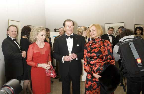 Aktoriaus Rogerio Moore'o viešnagės Lietuvoje akimirka 2010-aisiais. Dešinėje - verslininkė Irena Marozienė