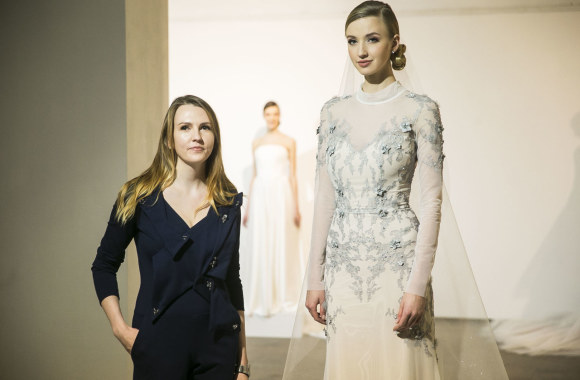 Aida Kapočiūtė su kolekcijos modeliu 2017 m.