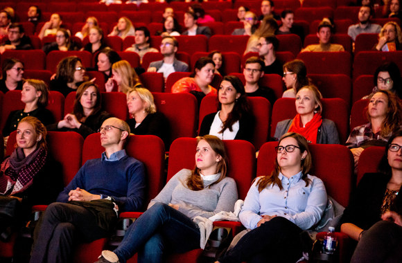 Kino teatrus užtvindė minia, norinti pamatyti „Geriausias KANŲ LIŪTŲ reklamas“ 