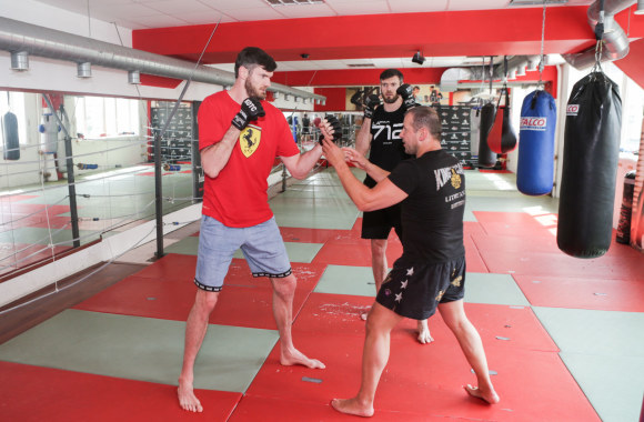 Broliai Lavrinovičiai atsidūrė kovos ringe