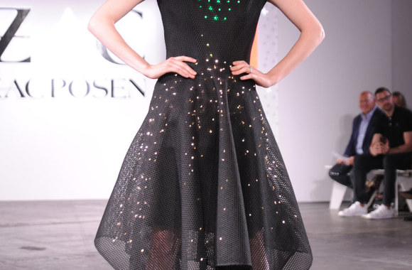 „ZAC Zac Posen“ 2016 m. pavasario-vasaros kolekcijos modelis