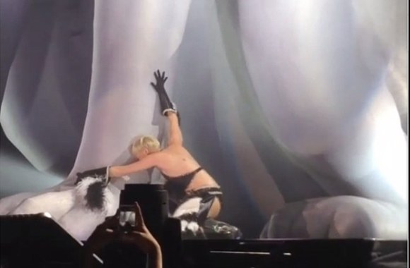 Miley Cyrus prie Floydo skulptūros