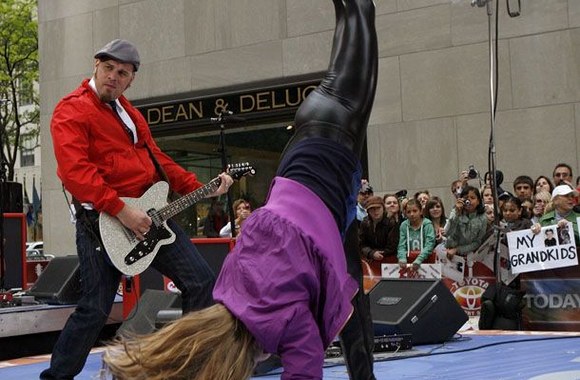 Fergie akrobatiniai triukai scenoje gali blogai baigtis