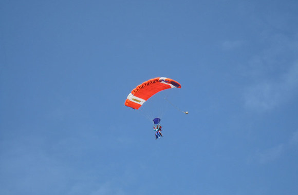 Išbandymas aukščio bijančiai Simonai – šuolis su parašiutu