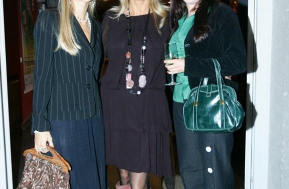 Mamos ir dukros: obuolys nuo obels netoli rieda