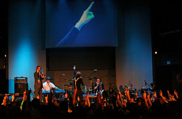 „Sparks“ pasiskolino instrumentą iš „Suicide DJs“