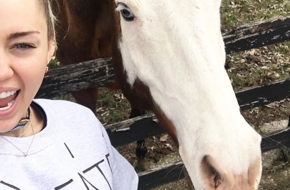 Miley Cyrus leidžia laiką su šeima