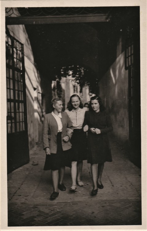 Vilniaus universiteto Lituanistikos fakulteto studentės. Irena Veisaitė – dešinėje, 1948 m. / Asmeninio albumo nuotr.