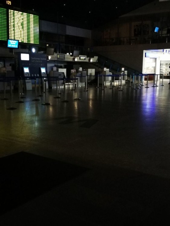 „Pirma valanda nakties, Vilniaus oro uostas. Išvykimo salė. Juozas išjungė šviesą, paskutinis išskrisdamas?“ – klausė savo paskyroje žurnalistė ir juvelyrė Jurga Gusarovienė