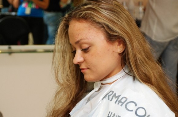 „Muzikos akademijos“ dalyviai savo plaukus patikėjo Whitney Houston kirpėjui