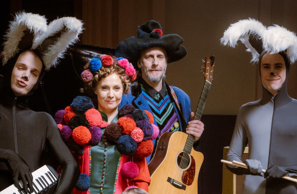 Aistė Smilgevičiūtė ir Rokas Radzevičius su vaikais / Ryčio Šeškaičio nuotr.