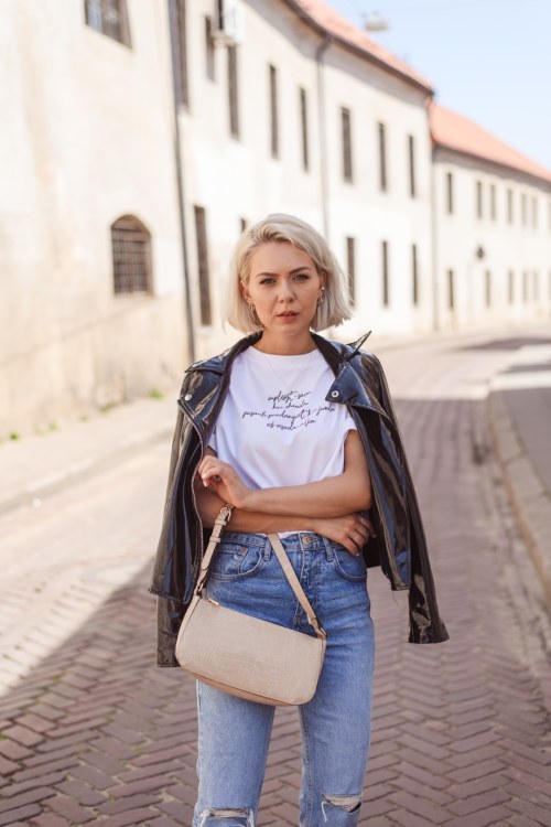 Monika Linkytė ir dizainerė Augustė Šiupinytė pristatė bendrą marškinėlių liniją/ Martyno Stankaičio nuotr.
