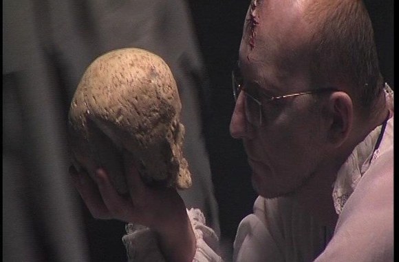 Filmuojant Helovinui skirtą laidą A. Valinskas užmigo... karste