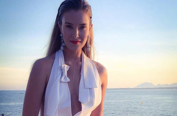 Ditė Antanaitytė su dizainerio Juozo Statkevičiaus kurtu apdaru