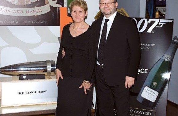 Su taure „bondiško“ šampano 