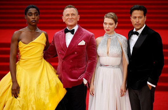 Aktoriai Lashana Lynch, Danielis Craigas, Lea Seydoux ir filmo režisierius Cary Fukunaga/ „Scanpix“ nuotr.