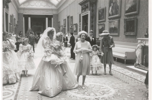 Princesė Diana, ant rankų laikanti Clementine Hambro, ir karalienė Elizabeth II Bakingamo rūmuose (1981 m.)