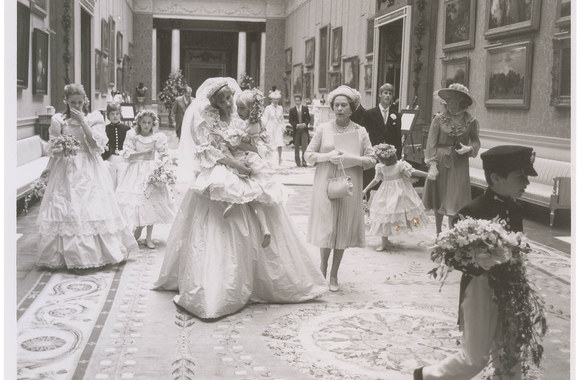 Princesė Diana, ant rankų laikanti Clementine Hambro, ir karalienė Elizabeth II Bakingamo rūmuose (1981 m.)