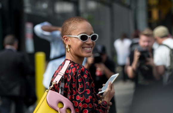 Adwoa Aboah. Margi marškiniai – „Yves Saint Laurent“ vintažas, papuošalai – juvelyrės Jennifer Fisher. Tačiau įvaizdžio akcentas – daugiau nei tūkstantį svarų kainuojanti „J. W. Anderson“ rankinė