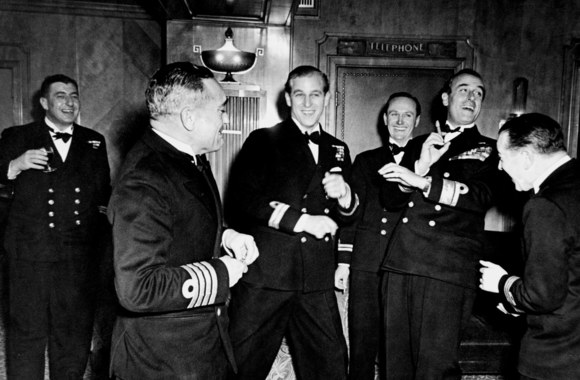 Philipo Mountbatteno bernvakaris su draugais iš jūrų laivyno ir dėde, pirmuoju Birmos grafu Louisu Mountbattenu 