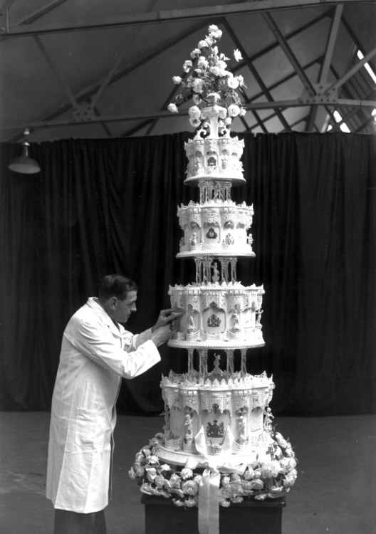Karališkas vestuvių tortas: 2,74 metro aukščio, 227 kilogramų svorio. / GETTY IMAGES nuotr.