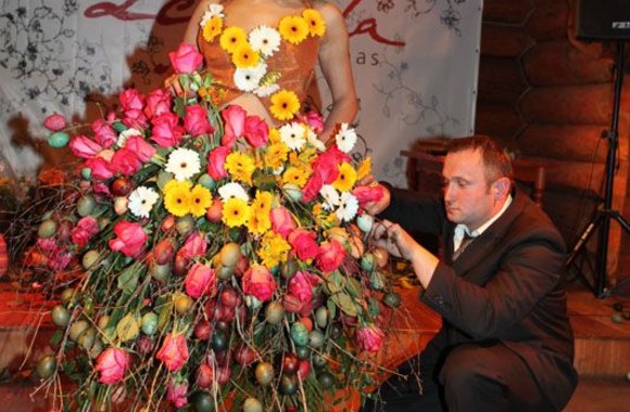 Goda Sabutytė ir Modestas Vasiliauskas: suknelė iš velykinių margučių