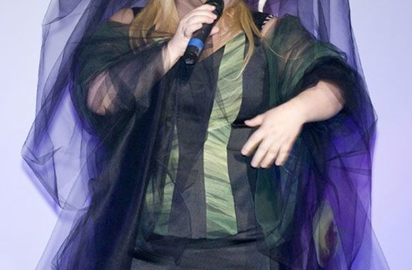 Juoda nuotakos suknelė