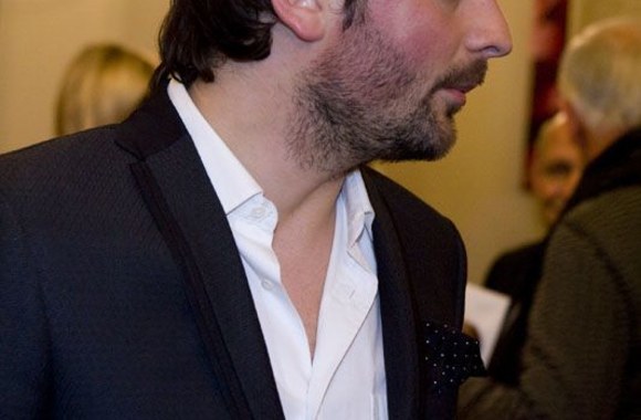 Mergaitiškos garsių vyrų šukuosenos