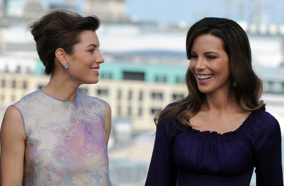 Amerikiečių aktorė Jessica Biel (kairėje) ir britė Kate Beckinsale