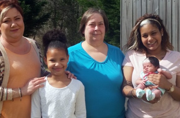 Brianna Worthy (dešinėje) su mama, seserimi, senele ir dukra