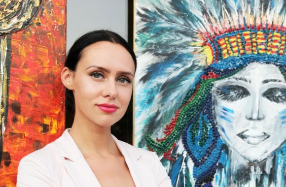 Gintė Ramutytė prie savo kūrinio  