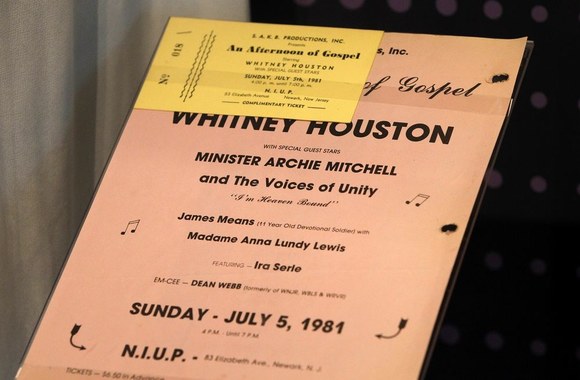 Bilietas ir programa į vieną iš pirmųjų Whitney koncertų 1981 m.